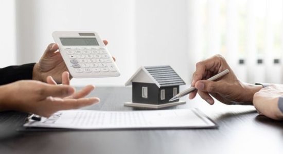 Ilustrasi orang sedang membayar PBB. (dok. Shutterstock)