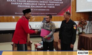 Serahkan Berkas Dukungan ke KPU Kaltim, Emir Moeis Siap Maju Pemilihan DPD RI