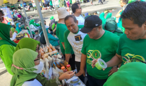 Format Upload Foto Web (2) Foto : Gamalis saat berbelanja UMKM binaan DPC PPP Balikpapan di Halaman Parkir BSCC Dome, dalam kegiatan Senam Sehat Peringati Harlah PPP ke - 50 Tahun. Sumber : PPP Kaltim.