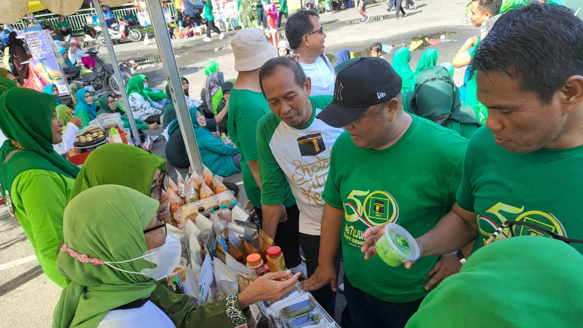 Foto : Gamalis saat berbelanja UMKM binaan DPC PPP Balikpapan di Halaman Parkir BSCC Dome, dalam kegiatan Senam Sehat Peringati Harlah PPP ke - 50 Tahun. Sumber : PPP Kaltim.