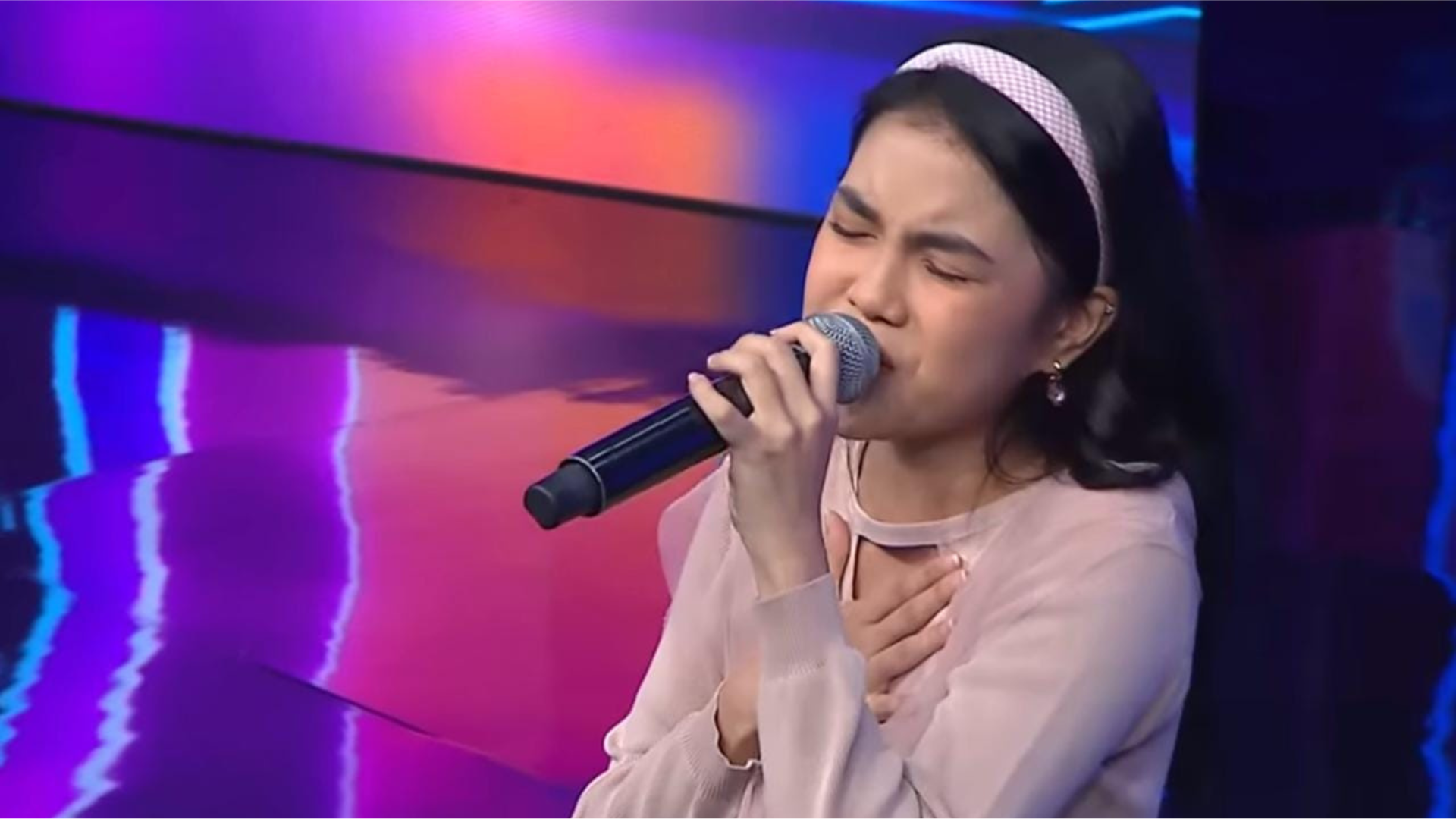 Foto : Syarla saat tampil di elimination 3 Indonesia Idol. Sumber : Istimewa.