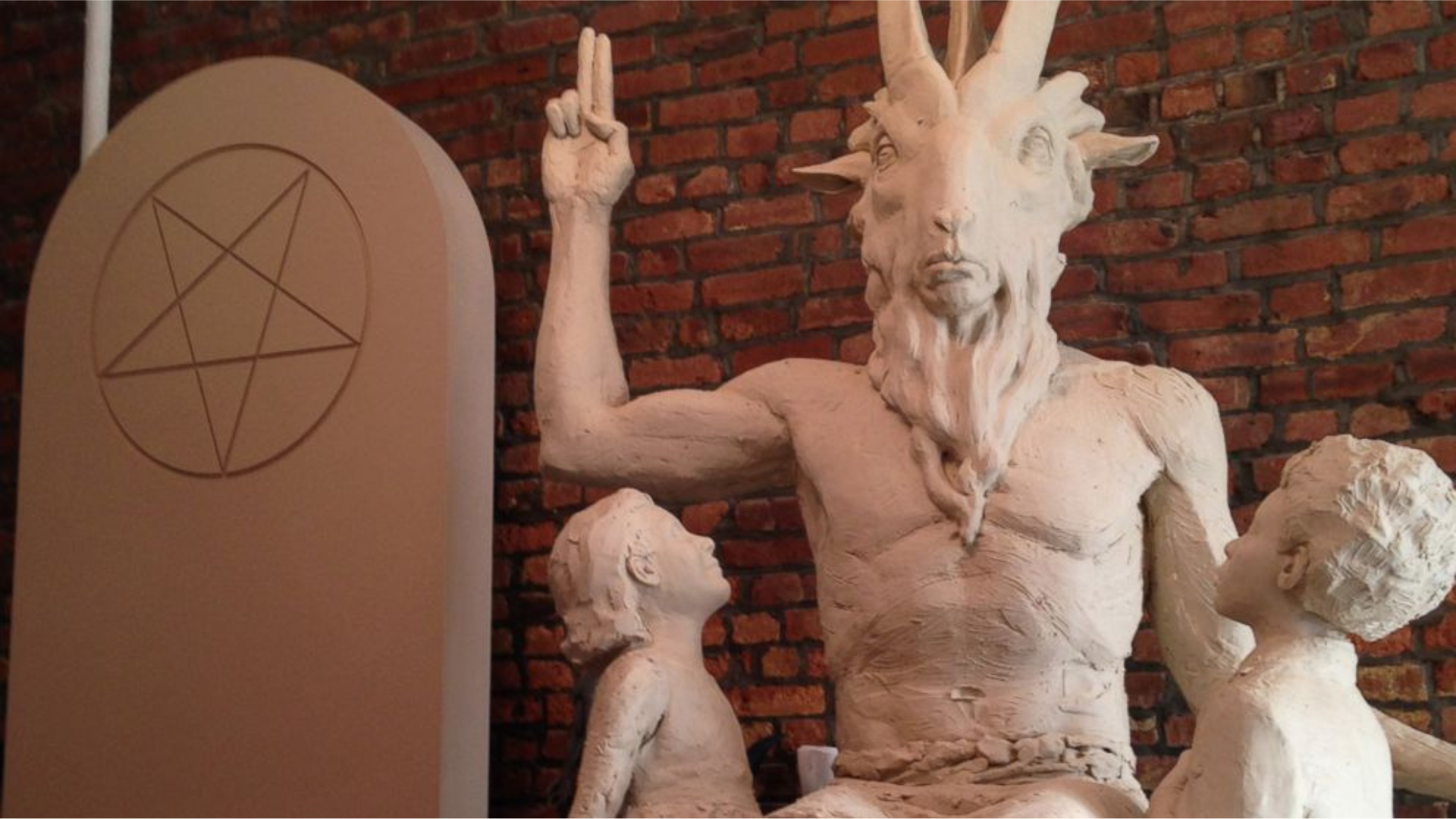 Foto : Patung Satanic. Sumber Foto : https://jernih.co/wp-content/uploads/satan-1.jpg