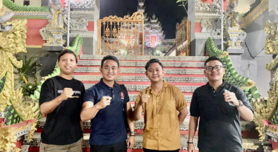 Foto : Dari sebelah kanan Ketua DPP Peradah Indonesia Kalimantan Timur (Kaltim), I Gede Astika Guna Sanjaya, Ketua Peradah Kota Samarinda Agung Rada, Chaidir Tamami dan salah satu mahasiswa Hindu di Samarinda A.A. Gede Govi A.P. Sumber Foto : Kaltimnow.id Foto : Dari sebelah kanan Ketua DPP Peradah Indonesia Kalimantan Timur (Kaltim), I Gede Astika Guna Sanjaya, Ketua Peradah Kota Samarinda Agung Rada, Chaidir Tamami dan salah satu mahasiswa Hindu di Samarinda A.A. Gede Govi A.P. Sumber Foto : Kaltimnow.id