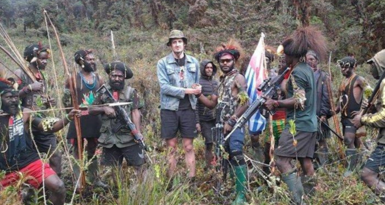 Foto : Captai Philip, pilot Susi Air yang ditangkap oleh pihak KKB Papua Merdeka. Sumber Foto : Tribun. Foto : Captai Philip, pilot Susi Air yang ditangkap oleh pihak KKB Papua Merdeka. Sumber Foto : Tribun.