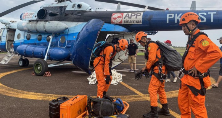Foto : Tim Evakuasi Gabungan Bersiap Menuju Lokasi Jatuhnya Helikopter Kapolda Jambi dan Rombongan. Sumber : Istimewa. Foto : Tim Evakuasi Gabungan Bersiap Menuju Lokasi Jatuhnya Helikopter Kapolda Jambi dan Rombongan. Sumber : Istimewa.