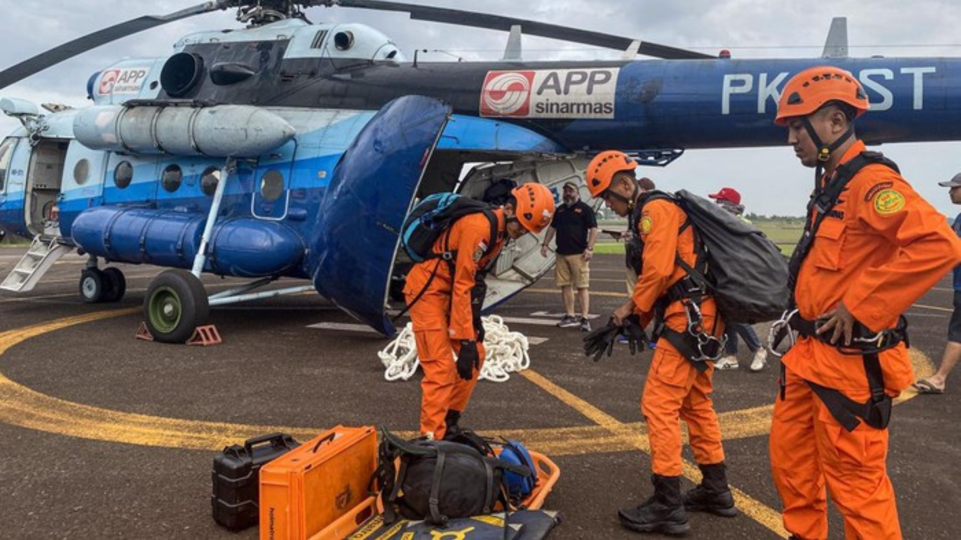 Foto : Tim Evakuasi Gabungan Bersiap Menuju Lokasi Jatuhnya Helikopter Kapolda Jambi dan Rombongan. Sumber : Istimewa.