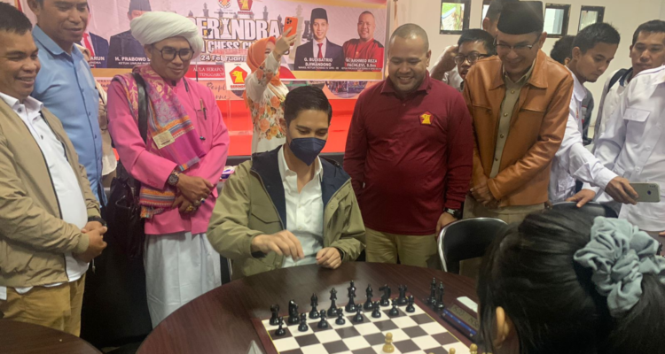 Foto : Anggota DPR RI G. Budisatrio Djiwandono melakukan langkah pertama sebagai simbolis Gerinda Open Chess 2023. Sumber : Kaltimnow.id Foto : Anggota DPR RI G. Budisatrio Djiwandono melakukan langkah pertama sebagai simbolis Gerinda Open Chess 2023. Sumber : Kaltimnow.id