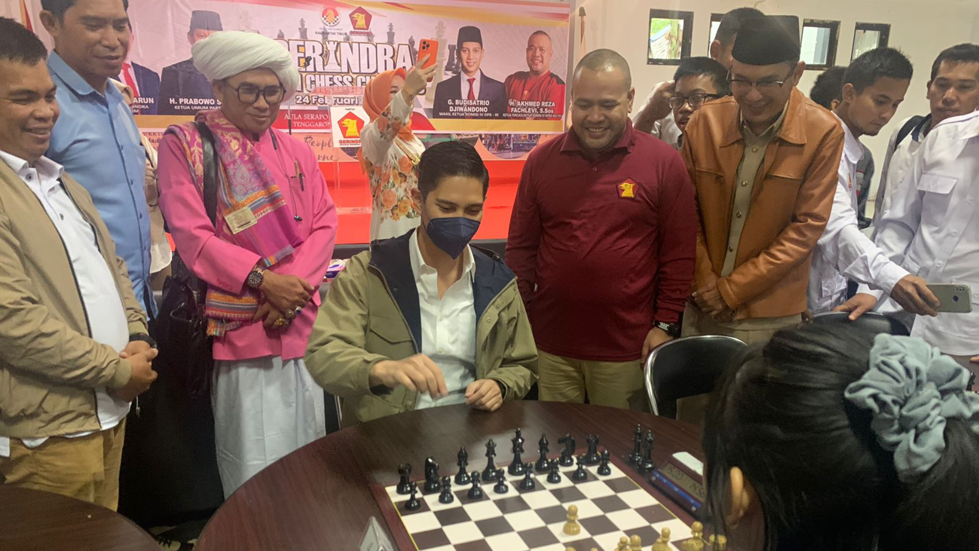 Foto : Anggota DPR RI G. Budisatrio Djiwandono melakukan langkah pertama sebagai simbolis Gerinda Open Chess 2023. Sumber : Kaltimnow.id
