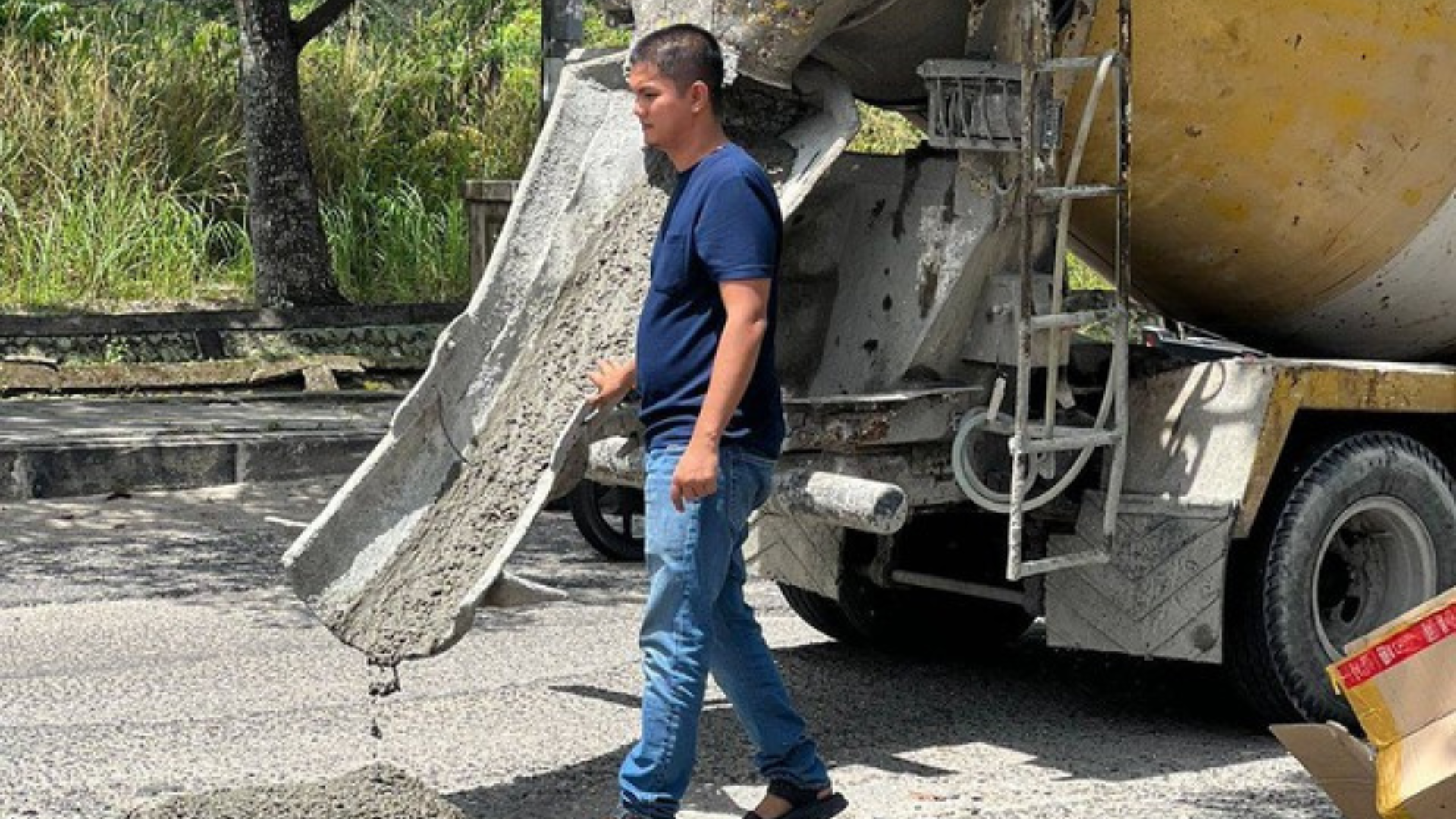 Foto : Bambang Pemuda di Pekanbaru yang Cor Jalan Rusak, Gunakan Uang Pribadi. Sumber : Istimewa.