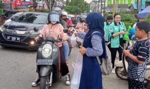 Universitas Widya Gama Mahakam Samarinda Bagi Takjil Gratis ke Pengendara