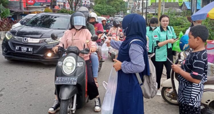 Universitas Widya Gama Mahakam Samarinda Bagi Takjil Gratis ke Pengendara