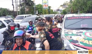 Laswan DPP LPADKT-KU saat membagikan takjil di simpang Lembuswana Samarinda
