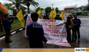 PC PMII Samarinda saat gelar aksi di depan DPRD Kaltim.