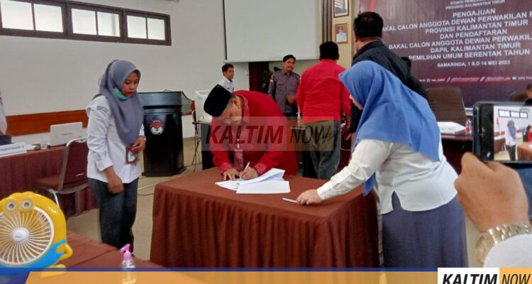 Emir Moeis Serahkan Berkas Pengajuan Pendaftaran Bacalon DPD Dapil Kaltim ke KPU