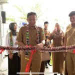 Foto : Kepala Disdikbud Kaltim Muhammad Kurniawan memotong pita, sebagai tanda dibukanya pameran pakaian tradisional. Sumber : Kaltimnow.id
