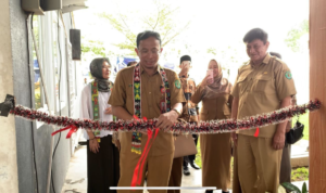 Foto : Kepala Disdikbud Kaltim Muhammad Kurniawan memotong pita, sebagai tanda dibukanya pameran pakaian tradisional.  Sumber : Kaltimnow.id Foto : Kepala Disdikbud Kaltim Muhammad Kurniawan memotong pita, sebagai tanda dibukanya pameran pakaian tradisional. Sumber : Kaltimnow.id