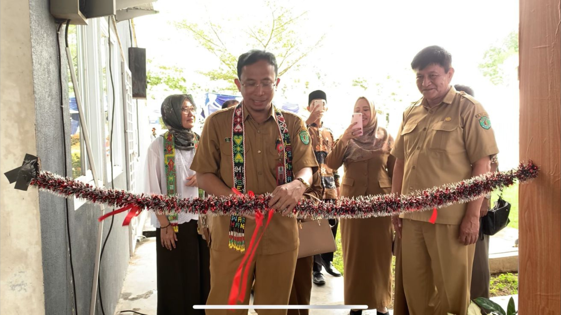 Foto : Kepala Disdikbud Kaltim Muhammad Kurniawan memotong pita, sebagai tanda dibukanya pameran pakaian tradisional. Sumber : Kaltimnow.id