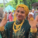 Foto : Suarnati Daeng Kanang Kenakan Emas Usai Pulang Ibadah Haji. Sumber : Istimewa. Foto : Suarnati Daeng Kanang Kenakan Emas Usai Pulang Ibadah Haji. Sumber : Istimewa.