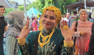 Foto : Suarnati Daeng Kanang Kenakan Emas Usai Pulang Ibadah Haji. Sumber : Istimewa. Foto : Suarnati Daeng Kanang Kenakan Emas Usai Pulang Ibadah Haji. Sumber : Istimewa.