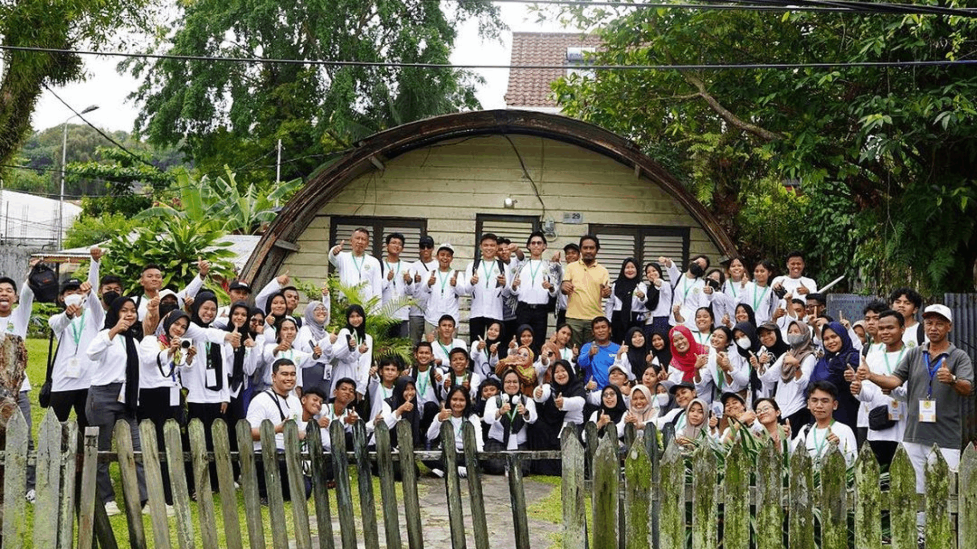 Foto : Para Peserta Jelajah Saat Di Rumah Lengkung PNW. Sumber : Kaltimnow.id