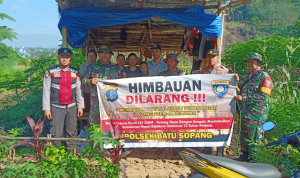 Foto ; Polsek Batu Sopang bersama dengan Danramil Batu Sopang beserta sejumlah jajaran mengimbau aktivitas pembakaran lahan. Sumber ; Polsek Batu Sopang. Foto ; Polsek Batu Sopang bersama dengan Danramil Batu Sopang beserta sejumlah jajaran mengimbau aktivitas pembakaran lahan. Sumber ; Polsek Batu Sopang.