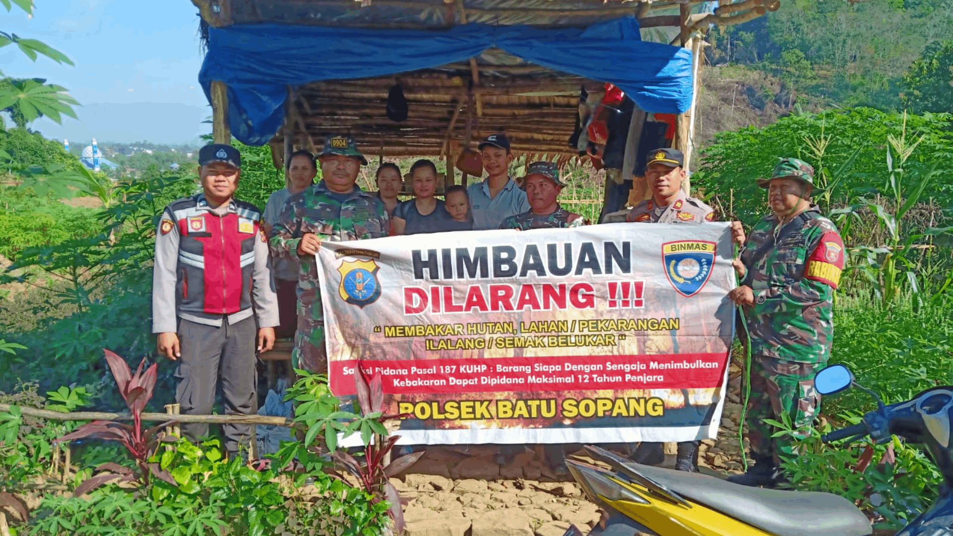 Foto ; Polsek Batu Sopang bersama dengan Danramil Batu Sopang beserta sejumlah jajaran mengimbau aktivitas pembakaran lahan. Sumber ; Polsek Batu Sopang.