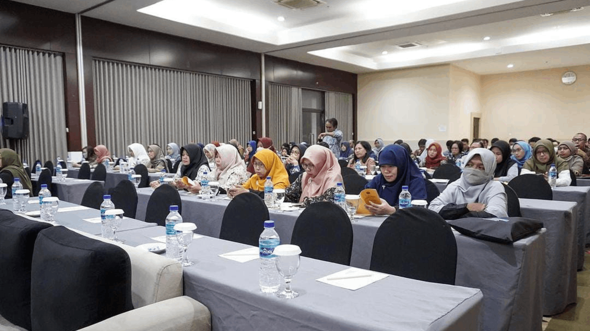 Foto : Sejumlah peserta mengikuti ujian kompetensi di Hotel Horison Sagita Balikpapan. Sumber : Kaltimnow.id Foto : Sejumlah peserta mengikuti ujian kompetensi di Hotel Horison Sagita Balikpapan. Sumber : Kaltimnow.id