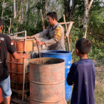 Foto : Polsek Batu Sopang Menyalurkan Air Bersih di Desa Samurangau. Sumber : Kaltimnow.id Foto : Polsek Batu Sopang Menyalurkan Air Bersih di Desa Samurangau. Sumber : Kaltimnow.id