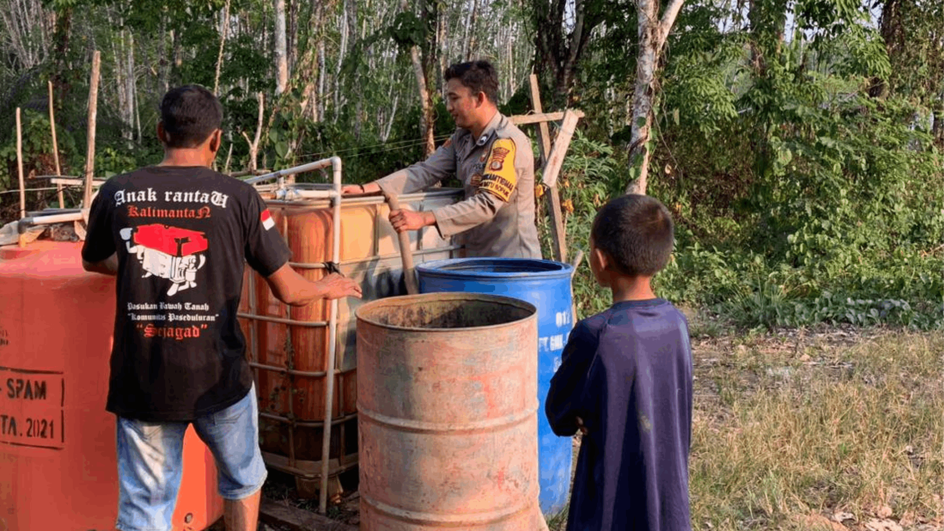 Foto : Polsek Batu Sopang Menyalurkan Air Bersih di Desa Samurangau. Sumber : Kaltimnow.id