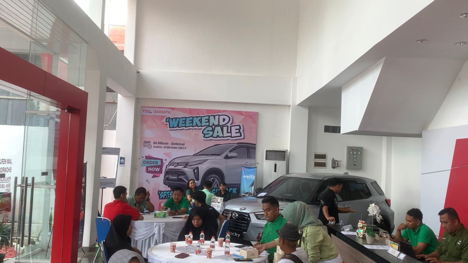 Foto : Weekend Sale Daihatsu TMS Samarinda di Jalan Sirad Salman. Sumber : Kaltimnow.id