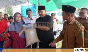 Bupati Kukar Serahkan Insentif Pengurus RT di Desa Genting Tanah