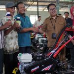 Wakil Bupati Kukar Serahkan Kultivator dan Pupuk ke Petani di Samboja