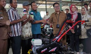Wakil Bupati Kukar Serahkan Kultivator dan Pupuk ke Petani di Samboja