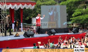 Jokowi Hadiri Festival Dahau Kutai Barat, Ribuan Warga Antusias