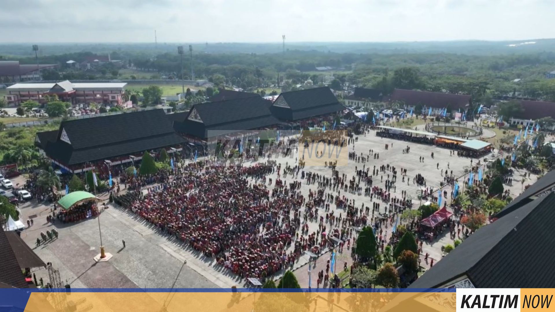 Pimpin Upacara Peringatan HUT Kubar, Bupati FX Yapan Ajak Warga Manfaatkan Kebersamaan