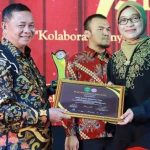 Jahiddin, mewakili DPRD Kaltim menerima penghargaan dari KPID Kaltim.