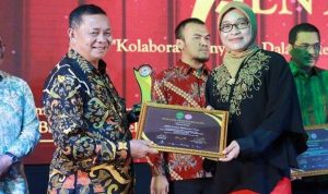 Jahiddin, mewakili DPRD Kaltim menerima penghargaan dari KPID Kaltim.