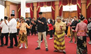 Ganjar Disambut Meriah di Kedaton Kukar, Berkomitmen Dukung Pelestarian Budaya Kesultanan