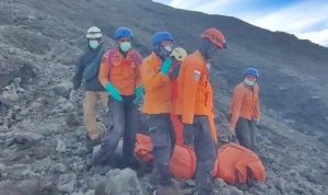Foto : Tim SAR Gabungan Sedang Melakukan Evakuasi Korban Erupsi Gunung Merapi Sumbar. Sumber Foto : Istimewa. Foto : Tim SAR Gabungan Sedang Melakukan Evakuasi Korban Erupsi Gunung Merapi Sumbar. Sumber Foto : Istimewa.