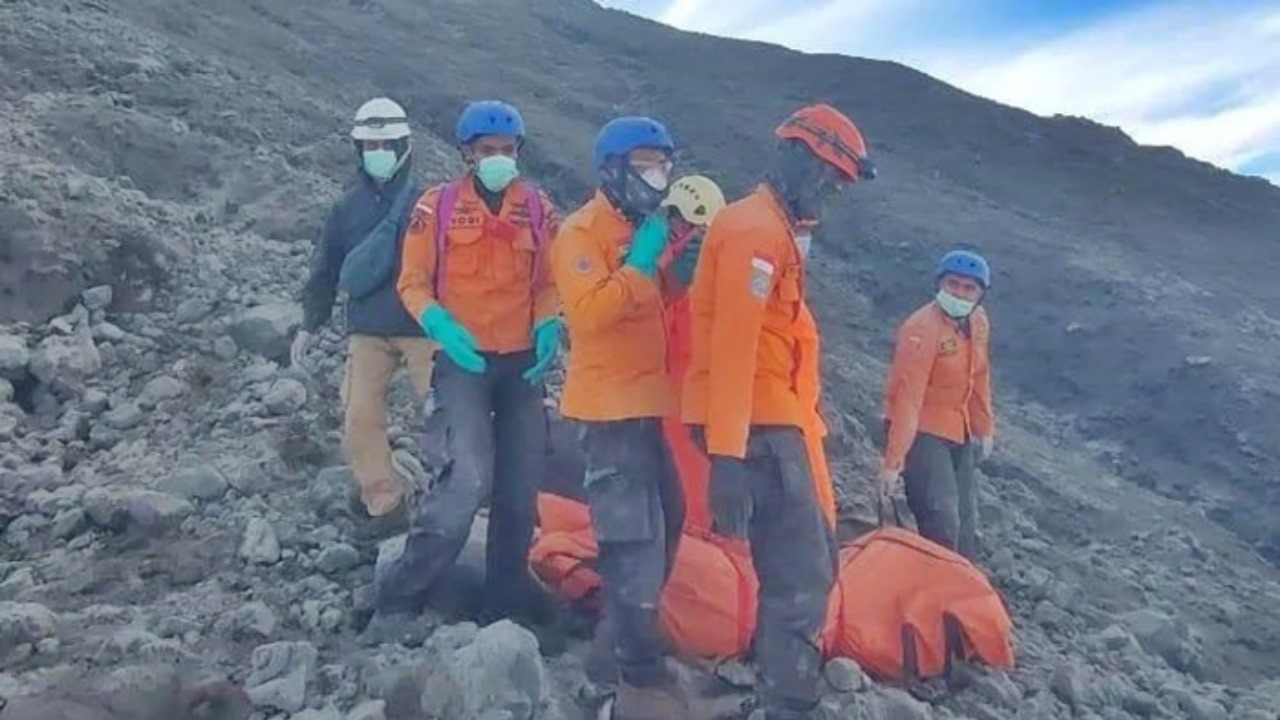 Foto : Tim SAR Gabungan Sedang Melakukan Evakuasi Korban Erupsi Gunung Merapi Sumbar. Sumber Foto : Istimewa.