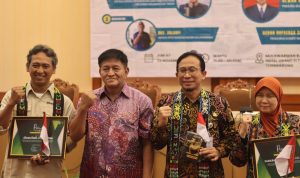 Foto : Pamong Budaya Museum Nasional, Alwan Hadi (kanan), Kepala Uptd Museum Mulawarman, Zularfi (tengah), Kadisdikbud Kaltim, Muhammad Kurniawan (tengah), Pengurus Komite Nasional ICOM Indonesia, Dedah Rufaedah Sri Handari (kiri). Sumber : Museum Mulawarman. Foto : Pamong Budaya Museum Nasional, Alwan Hadi (kanan), Kepala Uptd Museum Mulawarman, Zularfi (tengah), Kadisdikbud Kaltim, Muhammad Kurniawan (tengah), Pengurus Komite Nasional ICOM Indonesia, Dedah Rufaedah Sri Handari (kiri). Sumber : Museum Mulawarman.