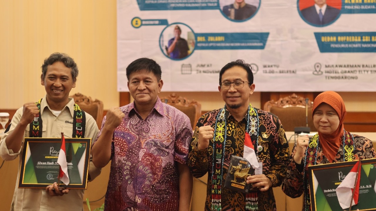 Foto : Pamong Budaya Museum Nasional, Alwan Hadi (kanan), Kepala Uptd Museum Mulawarman, Zularfi (tengah), Kadisdikbud Kaltim, Muhammad Kurniawan (tengah), Pengurus Komite Nasional ICOM Indonesia, Dedah Rufaedah Sri Handari (kiri). Sumber : Museum Mulawarman. Foto : Pamong Budaya Museum Nasional, Alwan Hadi (kanan), Kepala Uptd Museum Mulawarman, Zularfi (tengah), Kadisdikbud Kaltim, Muhammad Kurniawan (tengah), Pengurus Komite Nasional ICOM Indonesia, Dedah Rufaedah Sri Handari (kiri). Sumber : Museum Mulawarman.