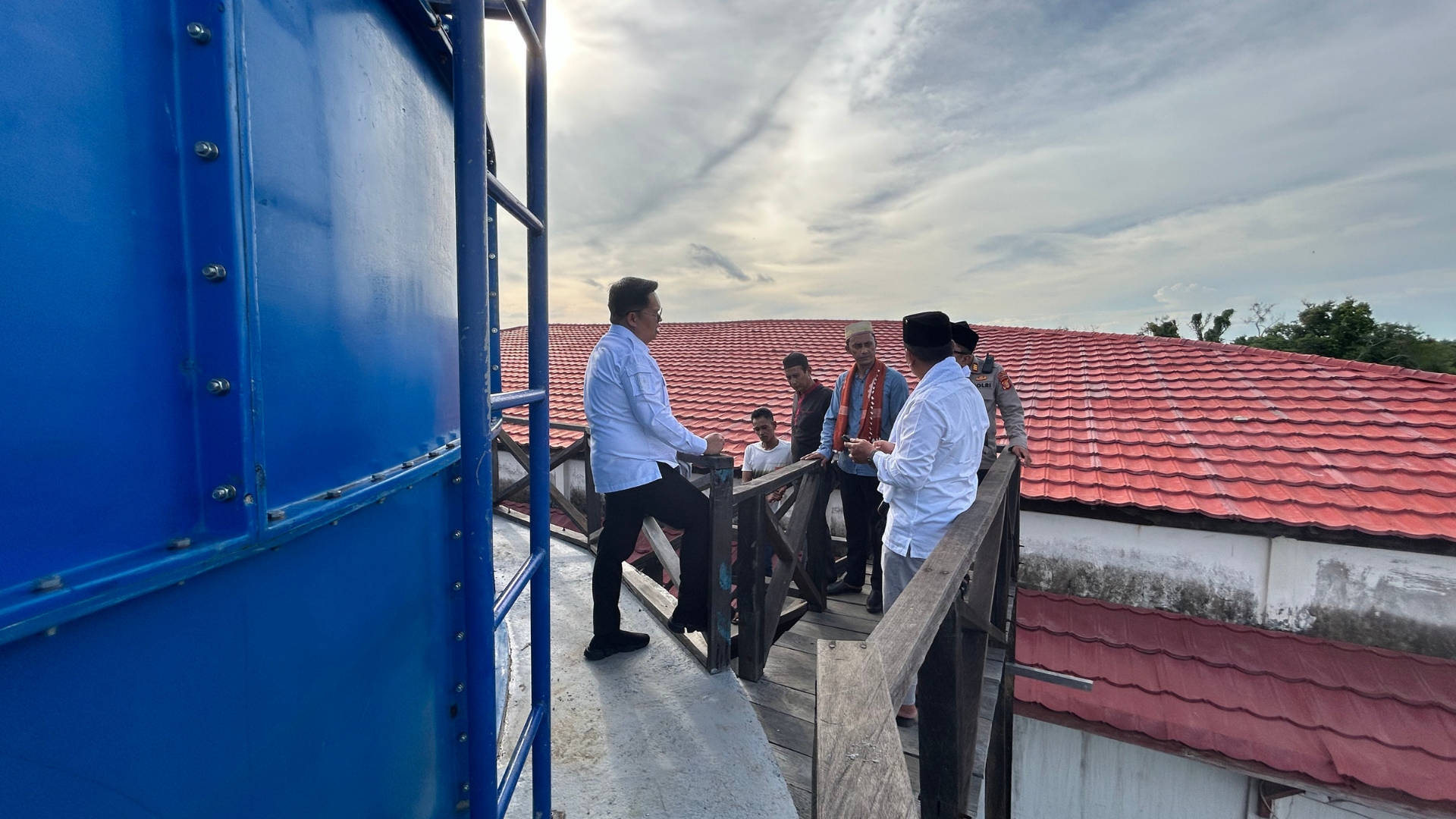 Rendi Solihin Komitmen untuk Memperbaiki Pasokan Air Bersih dan Listrik di Desa Muara Pantuan