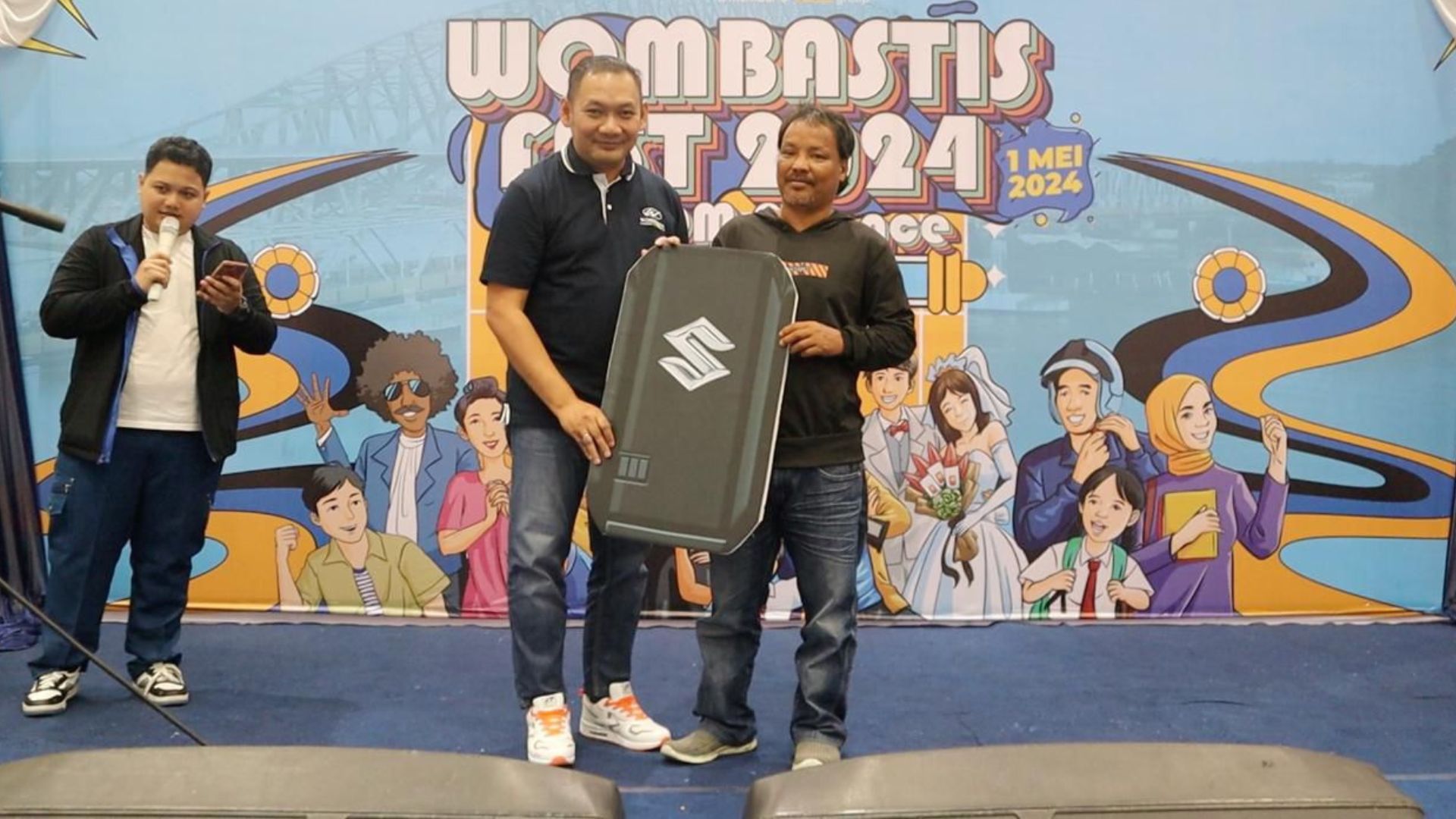 WOM Finance Serahkan Hadiah Utama Program Undian WOMBASTIS 2023 pada Konsumen Setia