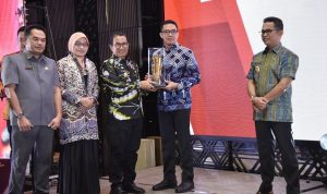 Andi Harun Terima Penghargaan Pembangunan Daerah Terbaik untuk Pemkot Samarinda