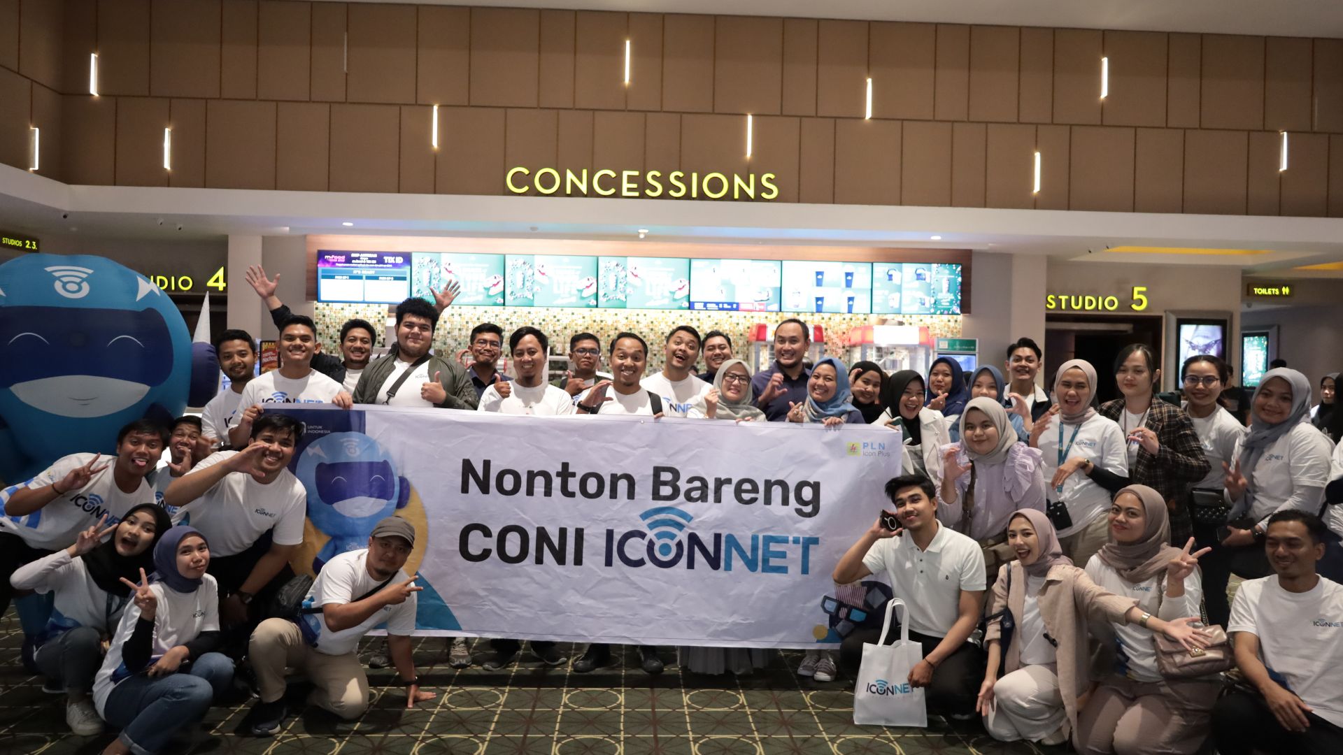 Foto : Nobar Iconnet Samarinda, di XXI Samarinda Square. Foto : Nobar Iconnet Samarinda, di XXI Samarinda Square.