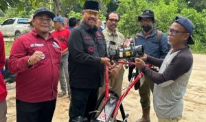 Bupati Kukar Serahkan Cultivator untuk Tingkatkan Produksi Pertanian di Desa Selerong