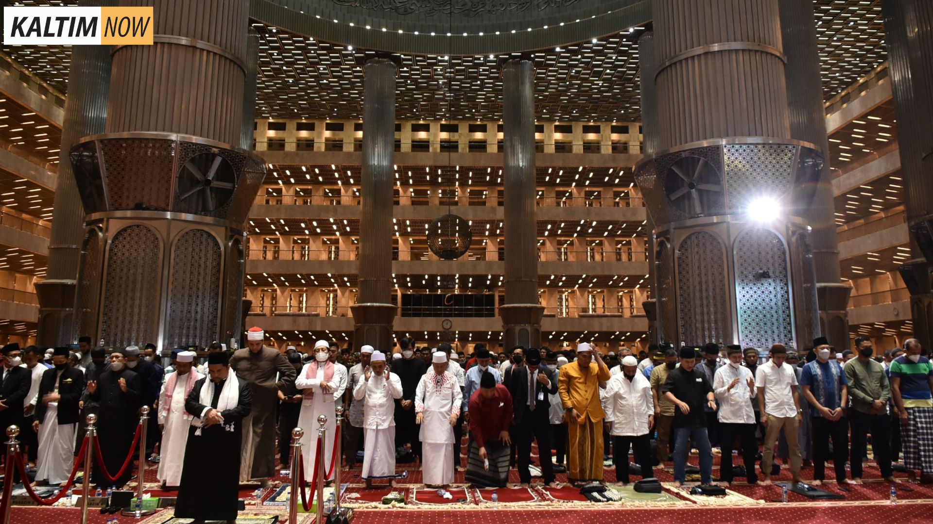 Foto : Jemaah Salat di Masjid Istiqlal Jakarta. Sumber : istiqlal.or.id Foto : Jemaah Salat di Masjid Istiqlal Jakarta. Sumber : istiqlal.or.id