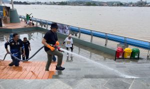 Aksi Bersih-Bersih di Teras Samarinda, Andi Harun Ajak Warga Jaga Kebersihan Kota