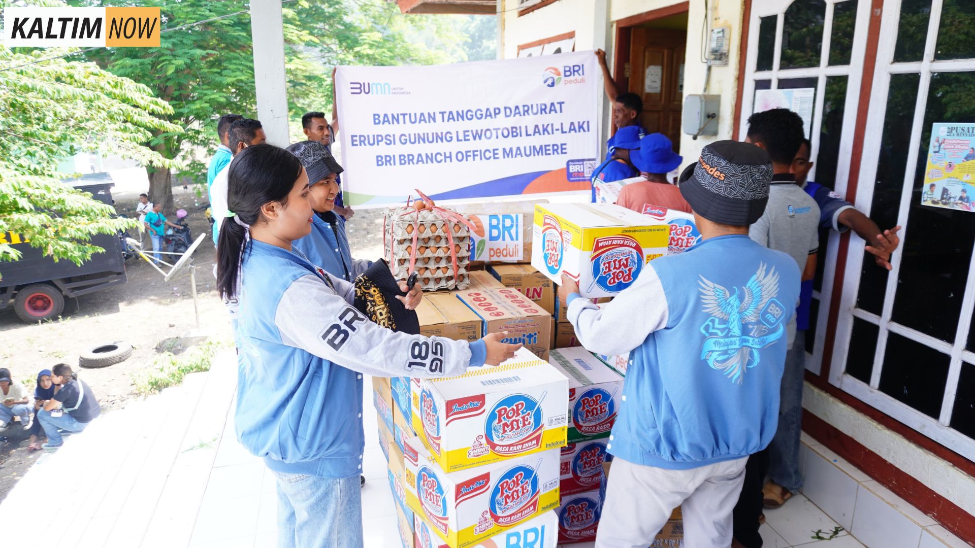 Foto : Tim Elang Relawan BRI salurkan bantuan kepada korban bencana Gunung Lewotobi Laki-Laki, NTT. Foto : Tim Elang Relawan BRI salurkan bantuan kepada korban bencana Gunung Lewotobi Laki-Laki, NTT.
